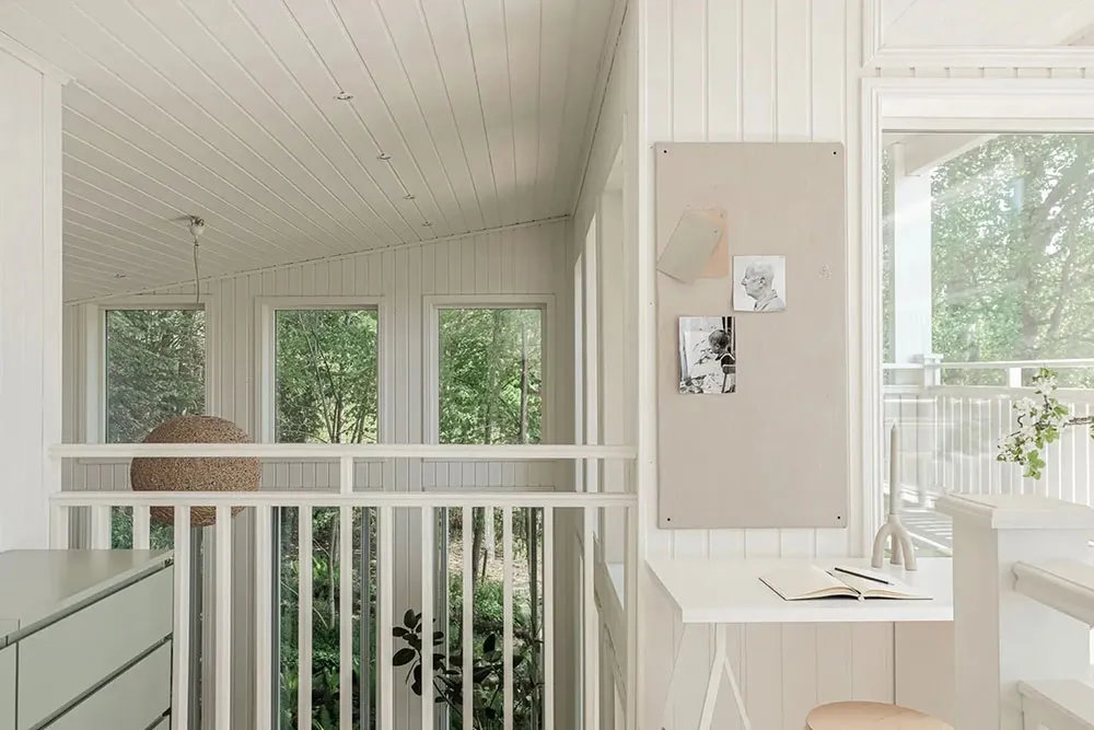 Deuxième lumière et fenêtres partout : maison au bord du lac en Suède - Gallery image 4