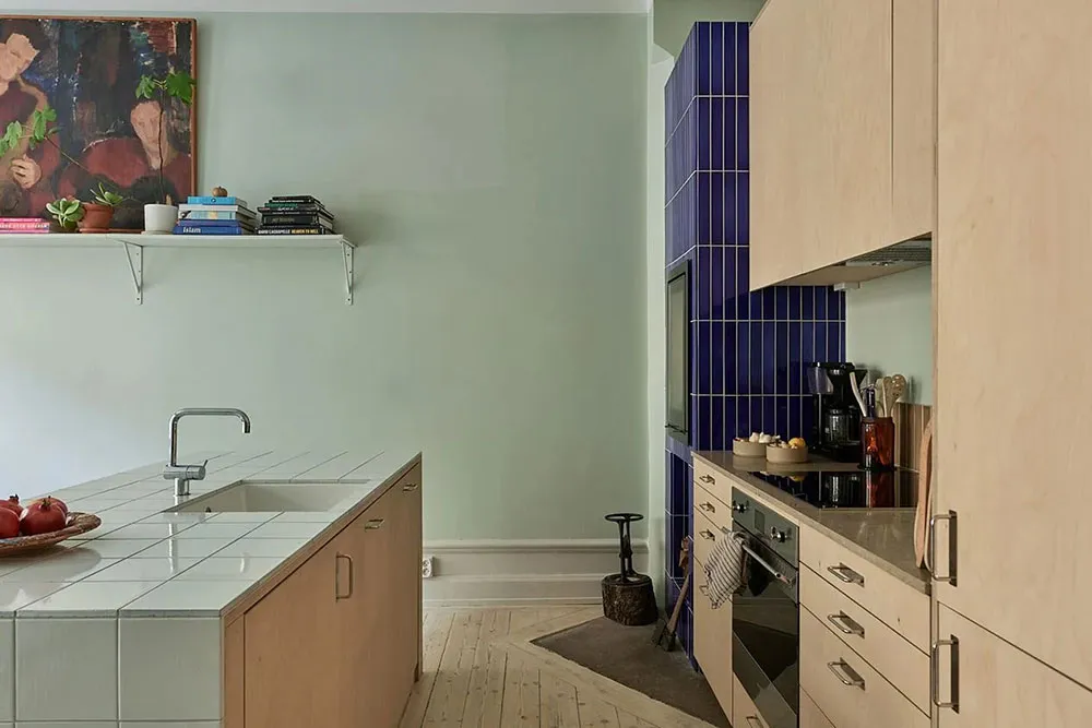 Cuisine en contreplaqué et poêle moderne : un appartement inhabituel à Stockholm (71 m²) - Gallery image 8