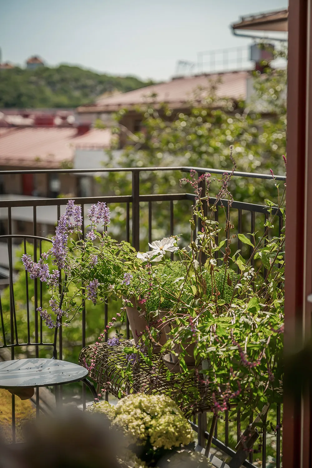 Белая скандинавская квартира с тёмным диваном (79 кв. м) - Gallery image 19