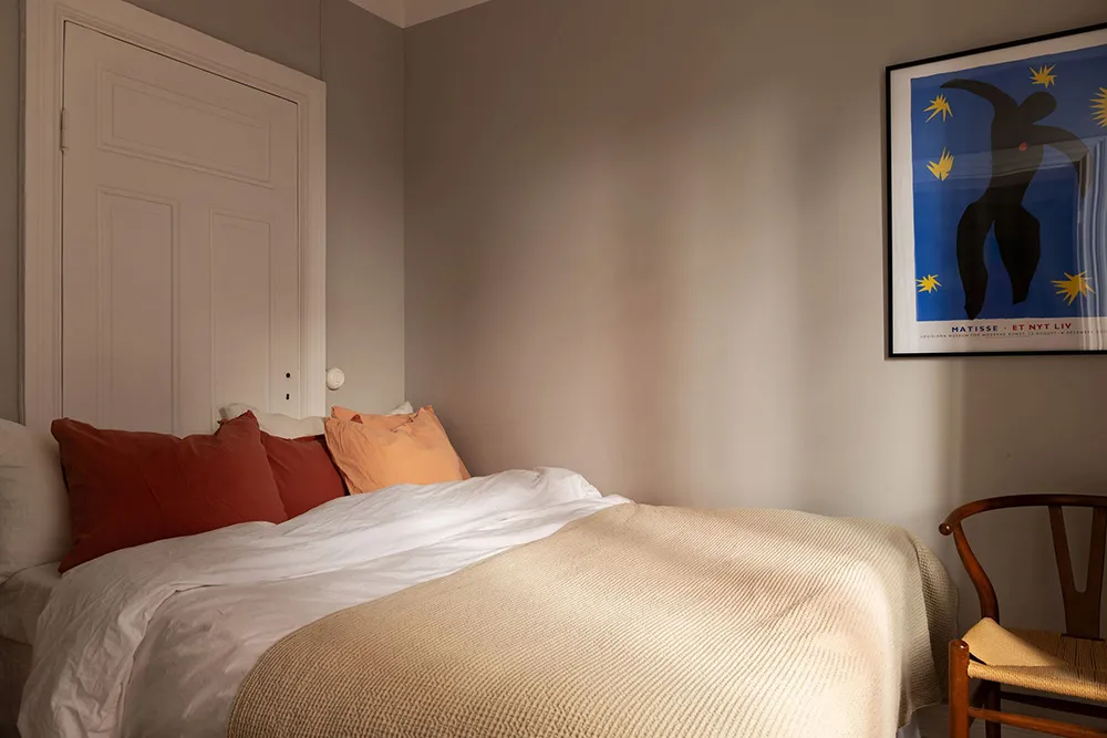 Стильний інтер'єр малої квартири з видом на кам'яну стіну (44 кв. м) - Gallery image 10