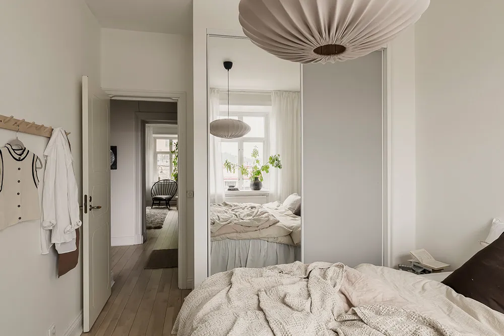 Белая скандинавская квартира с тёмным диваном (79 кв. м) - Gallery image 29