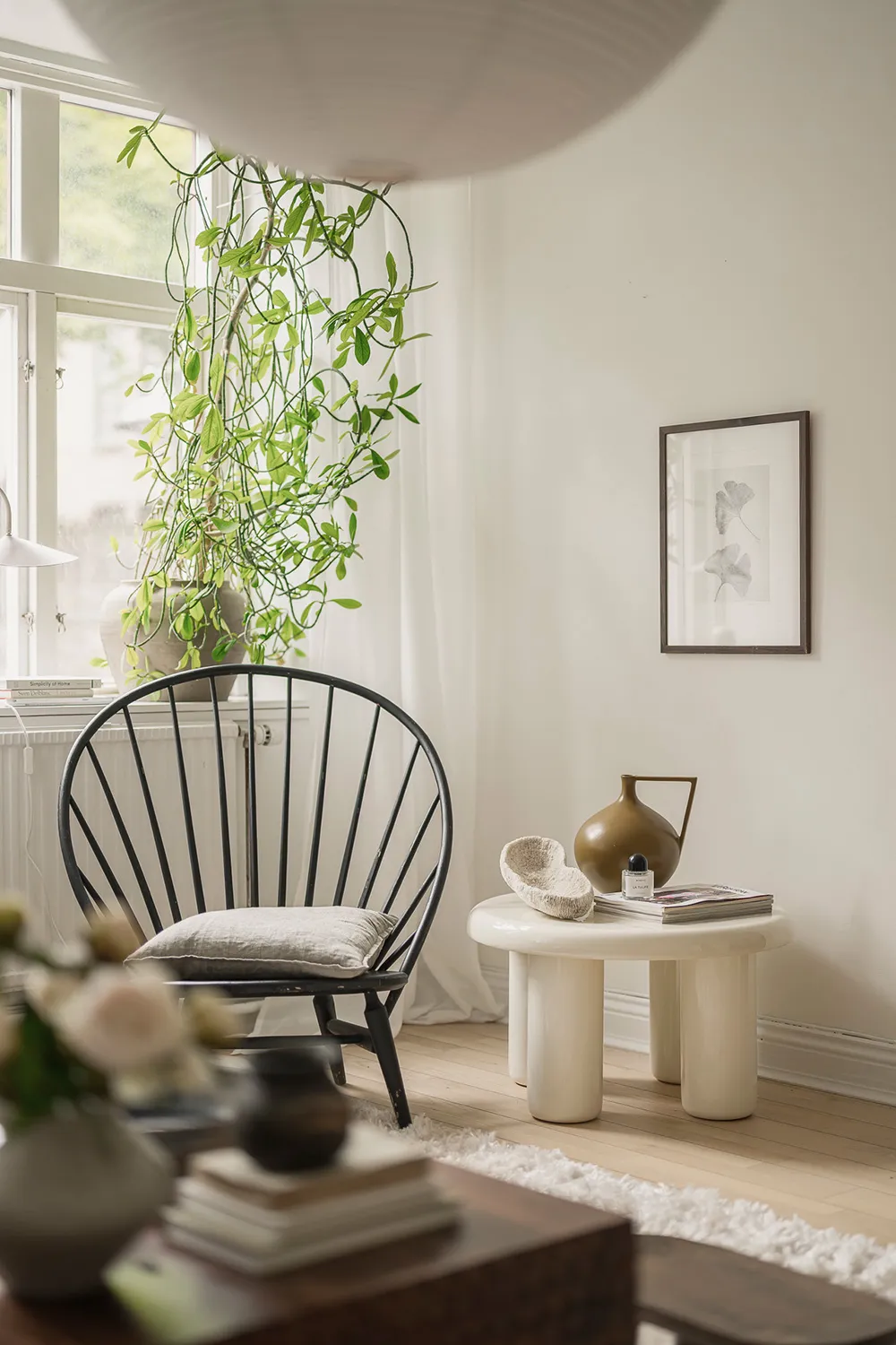 Белая скандинавская квартира с тёмным диваном (79 кв. м) - Gallery image 3