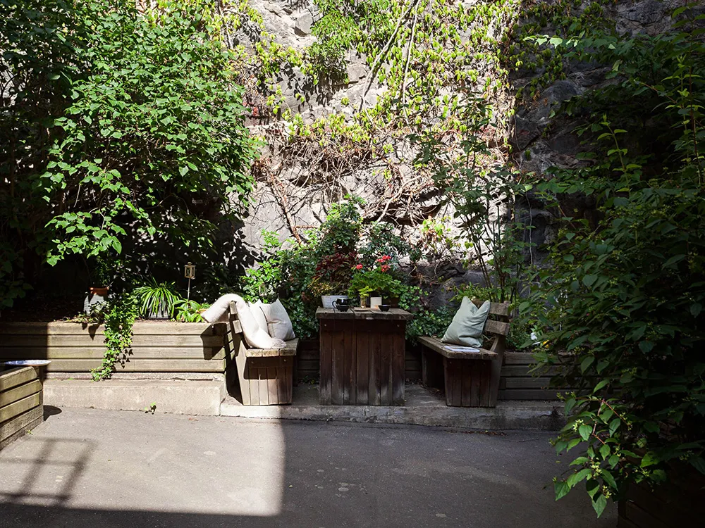 Стильний інтер'єр малої квартири з видом на кам'яну стіну (44 кв. м) - Gallery image 30