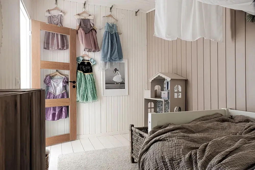 Deuxième lumière et fenêtres partout : maison au bord du lac en Suède - Gallery image 18