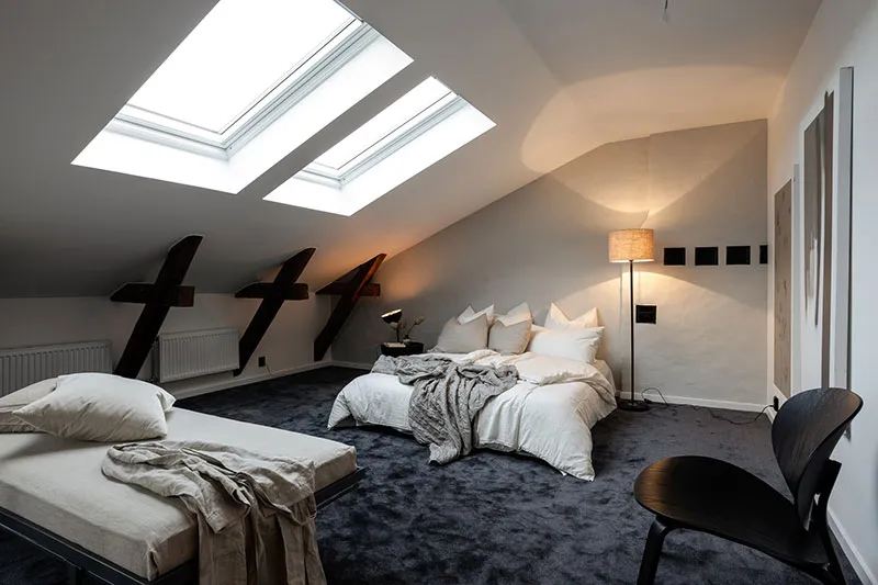 Просторная мансардная квартира со стеклянной перегородкой и балками (108 кв. м) - Gallery image 16