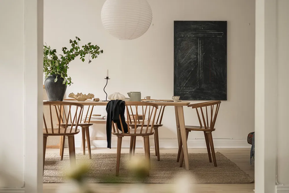 Белая скандинавская квартира с тёмным диваном (79 кв. м) - Gallery image 9