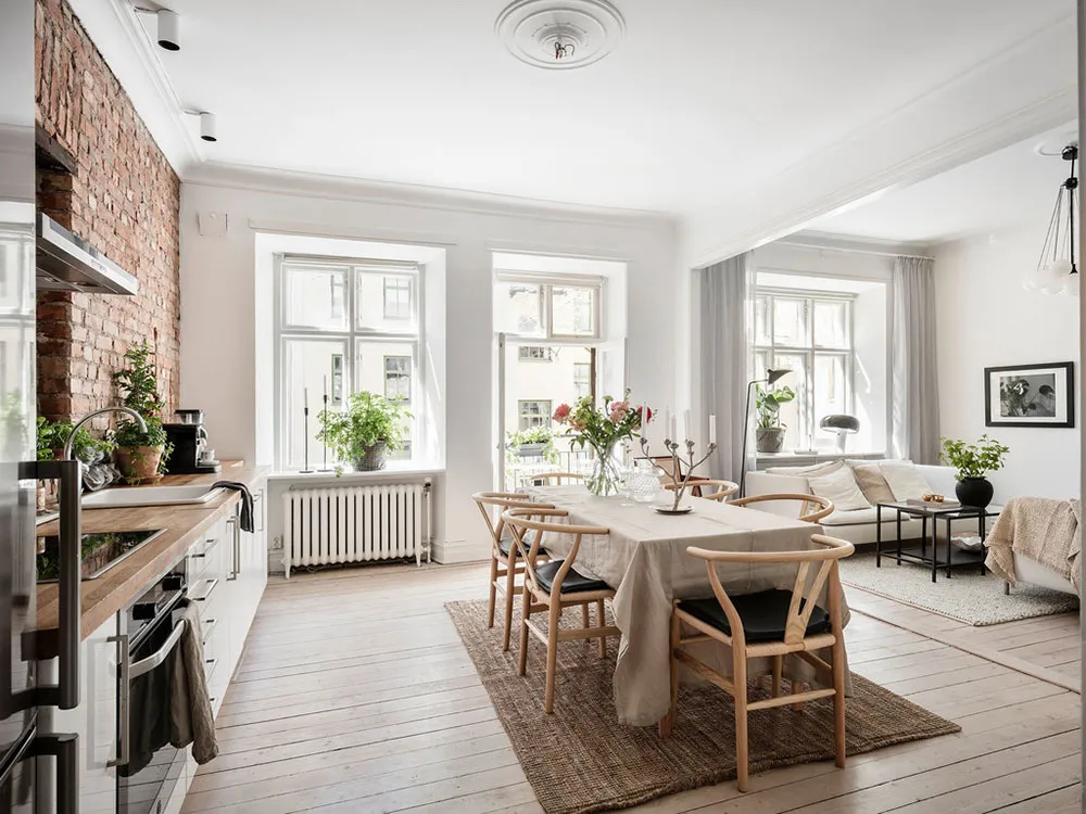 Светлый скандинавский интерьер со старинной кирпичной стеной на кухне (87 кв. м) - Gallery image 9