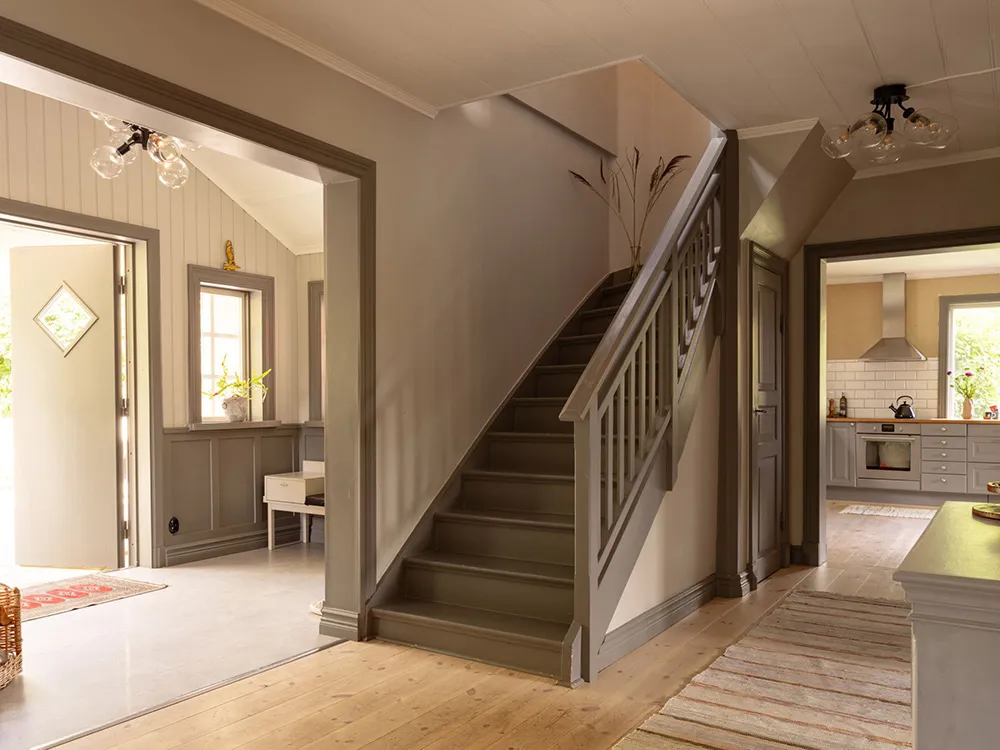 Просторные обновлённые интерьеры традиционной шведской дачи - Gallery image 26