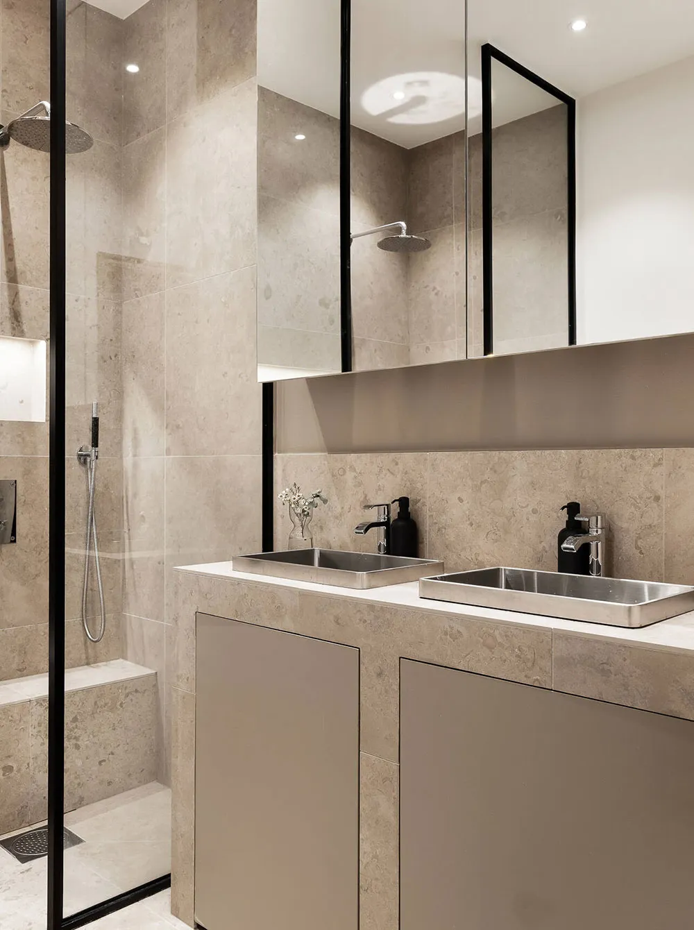 Современный интерьер в стильных бежевых тонах, пропитанный классической элегантностью - Gallery image 18