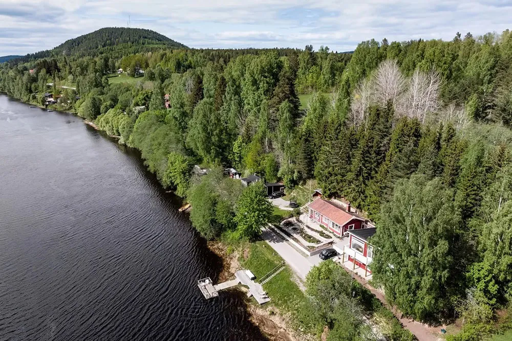 Deuxième lumière et fenêtres partout : maison au bord du lac en Suède - Gallery image 26