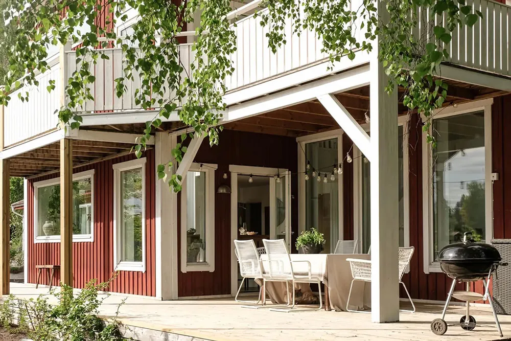 Deuxième lumière et fenêtres partout : maison au bord du lac en Suède - Gallery image 24