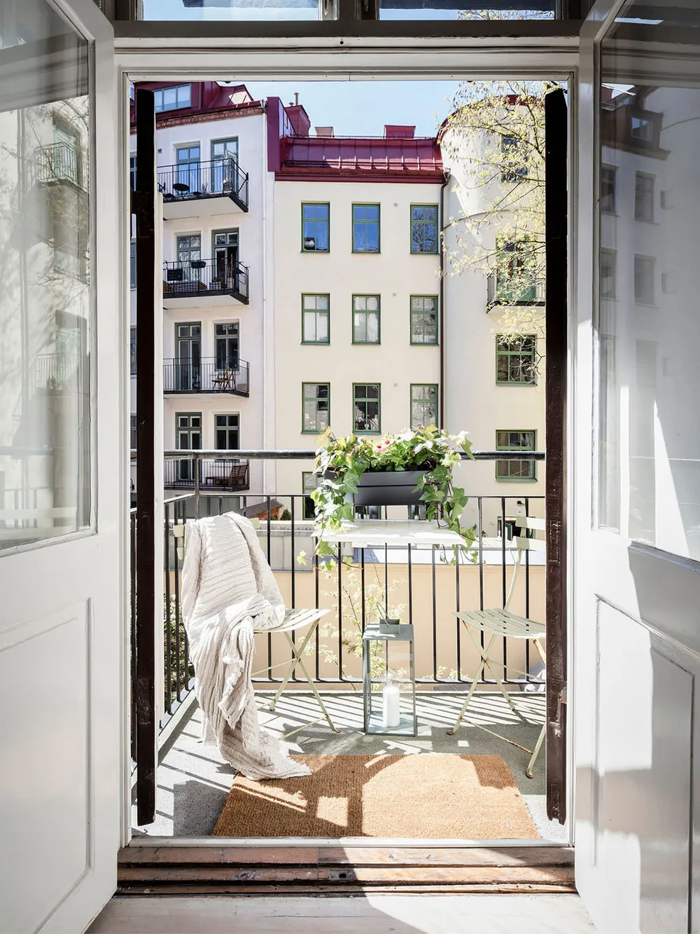 Светлый скандинавский интерьер со старинной кирпичной стеной на кухне (87 кв. м) - Gallery image 1