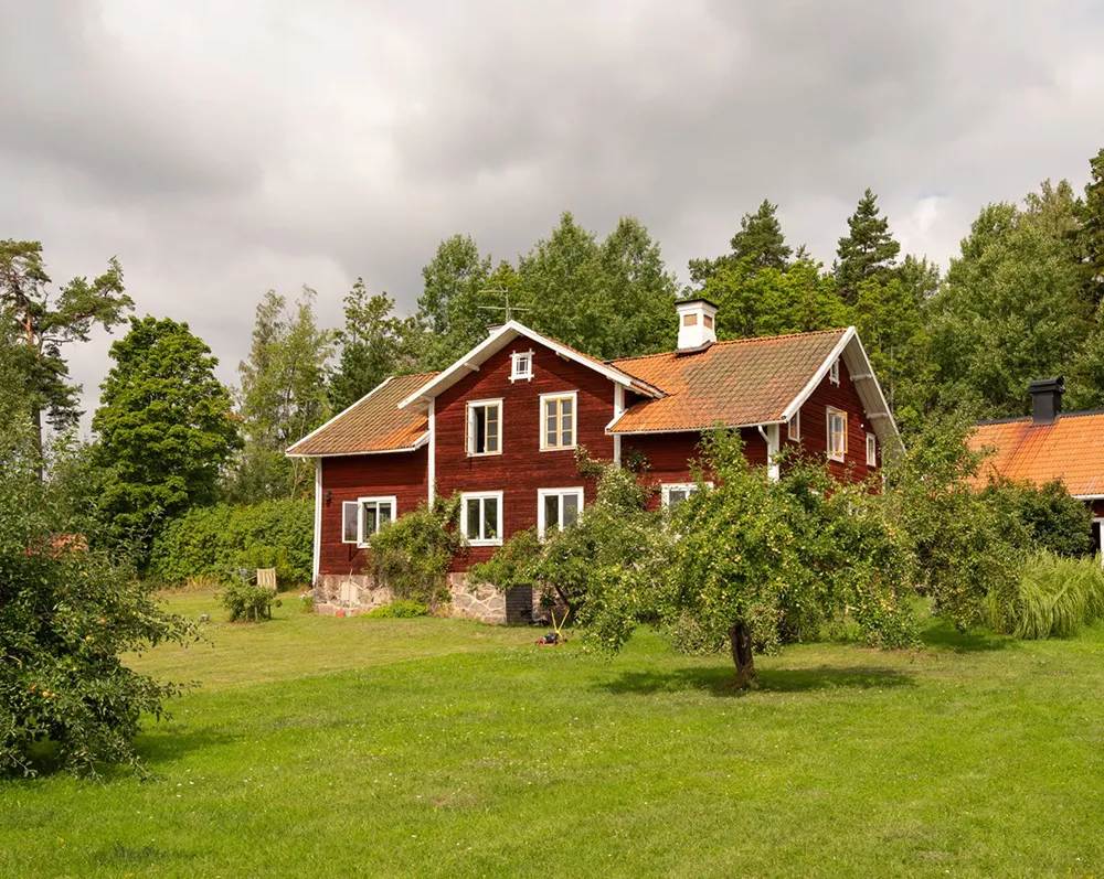 Просторные обновлённые интерьеры традиционной шведской дачи - Gallery image 33