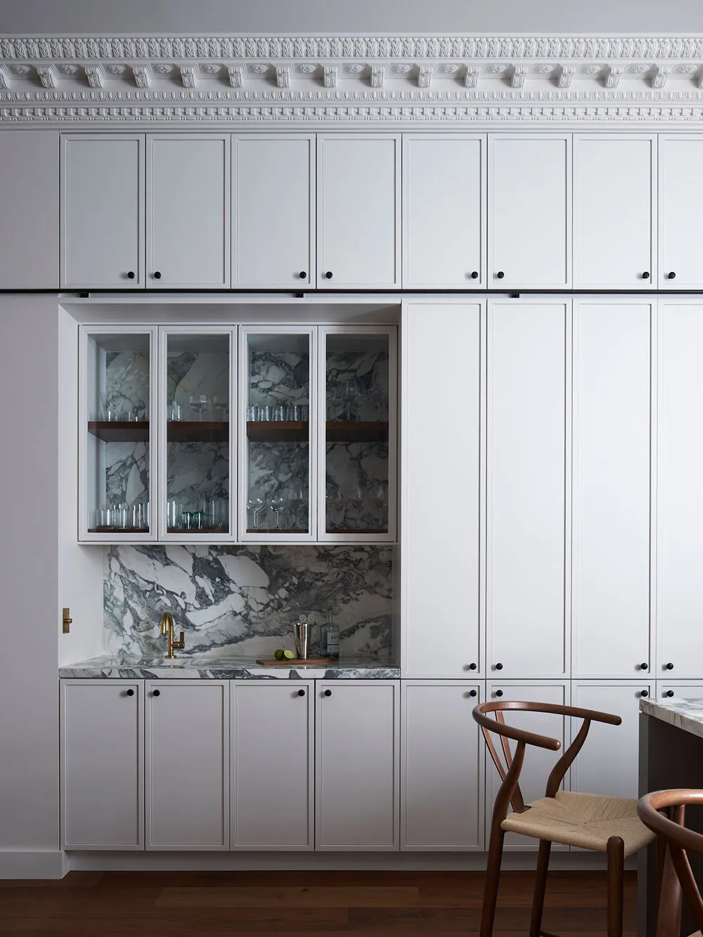 Beautiful Kitchen and Sophisticated Wall Decor: Townhouse in New York - Gallery image 4