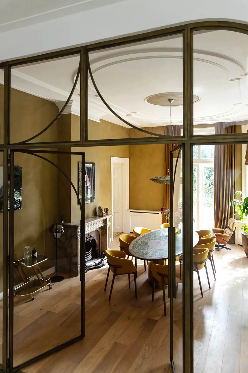 Красиві тони та стильний дизайн у інтер'єрах історичної вілли в Нідерландах - Gallery image 11