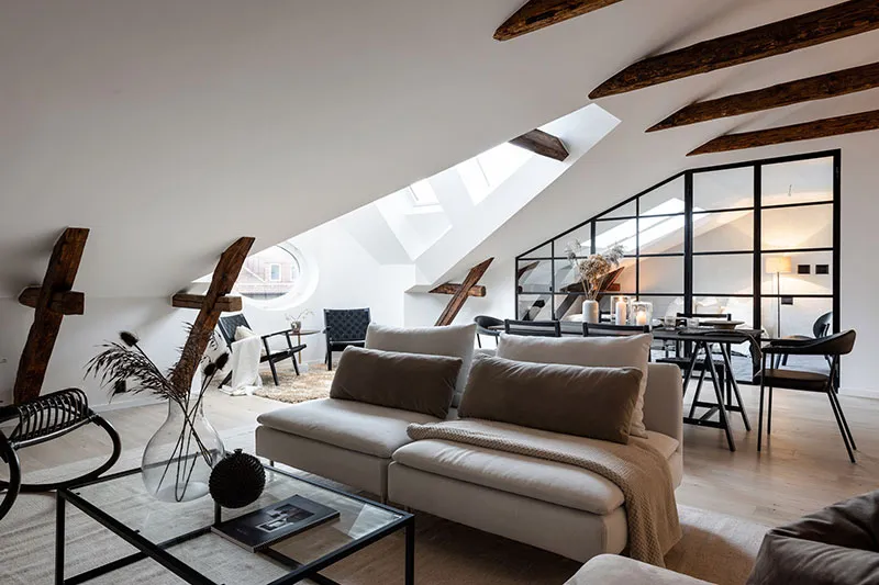 Просторная мансардная квартира со стеклянной перегородкой и балками (108 кв. м) - Gallery image 3