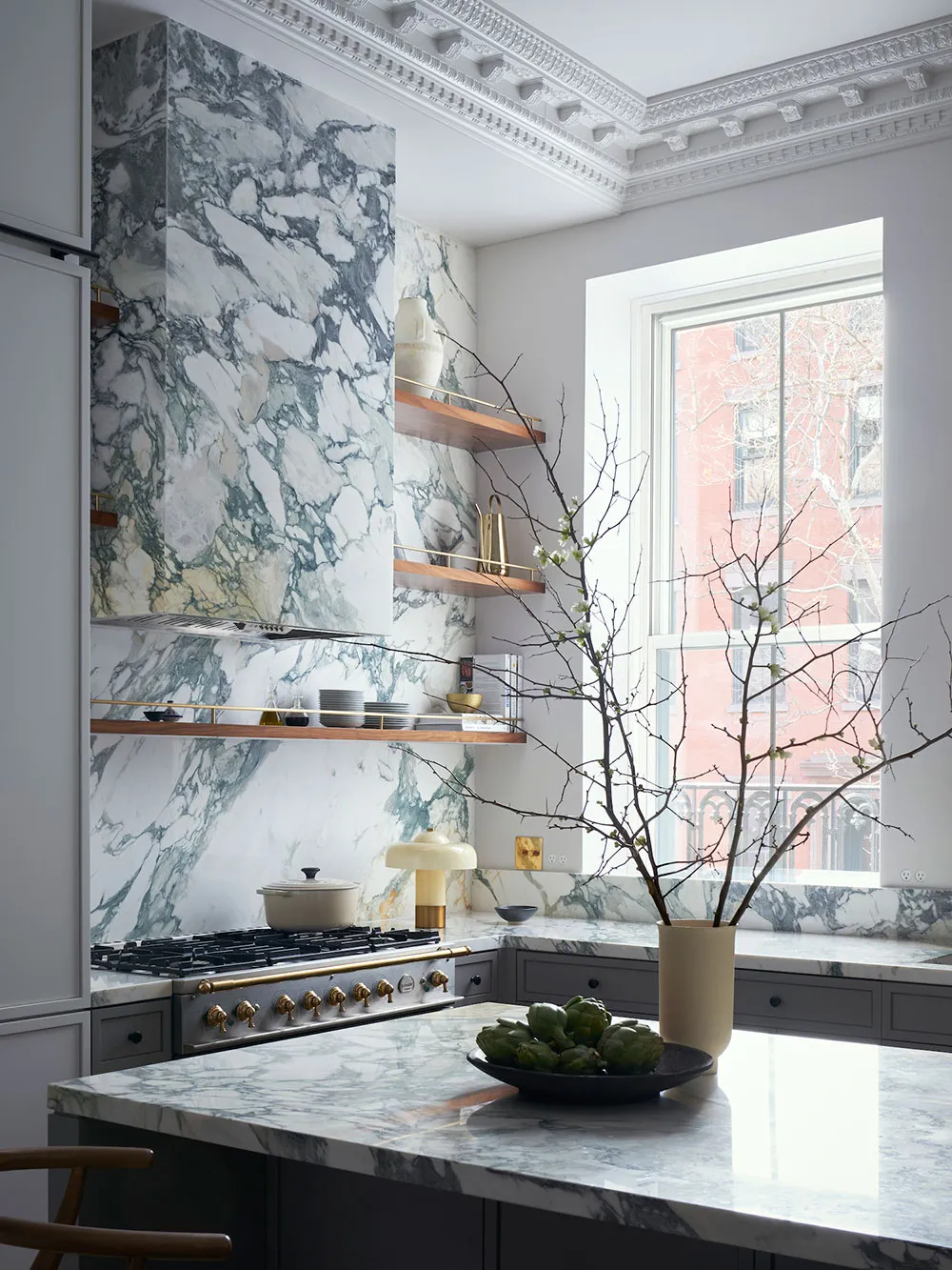 Beautiful Kitchen and Sophisticated Wall Decor: Townhouse in New York - Gallery image 3