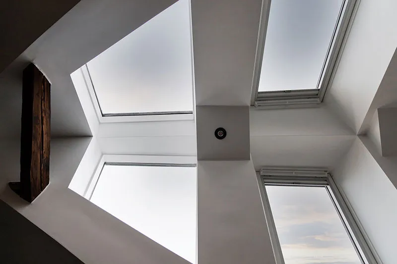 Просторная мансардная квартира со стеклянной перегородкой и балками (108 кв. м) - Gallery image 9