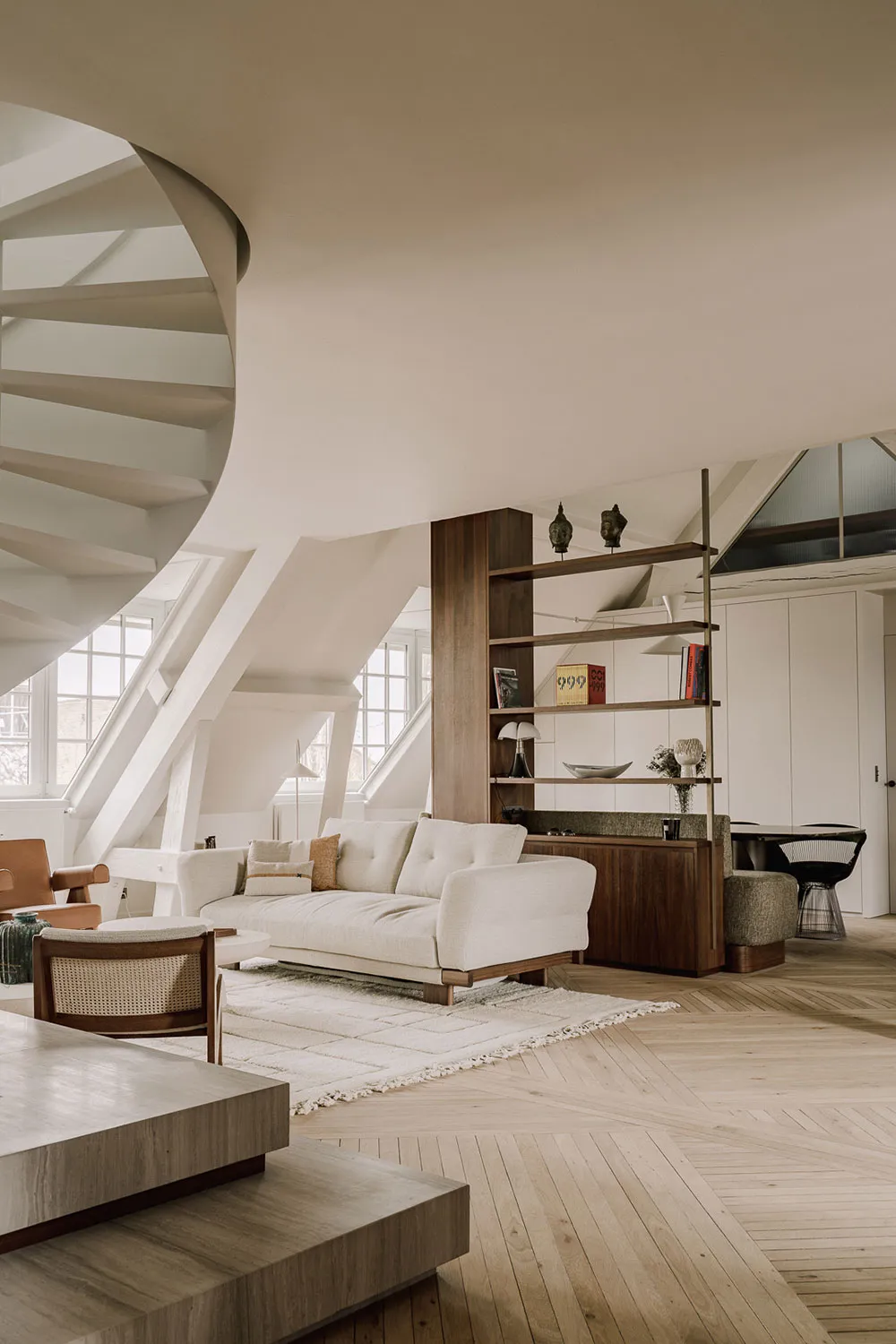 एक और पेरिस… छत के नीचे स्थित यह आकर्षक अपार्टमेंट, आधुनिक एवं स्टाइलिश डिज़ाइन का उत्कृष्ट उदाहरण है. - Gallery image 3