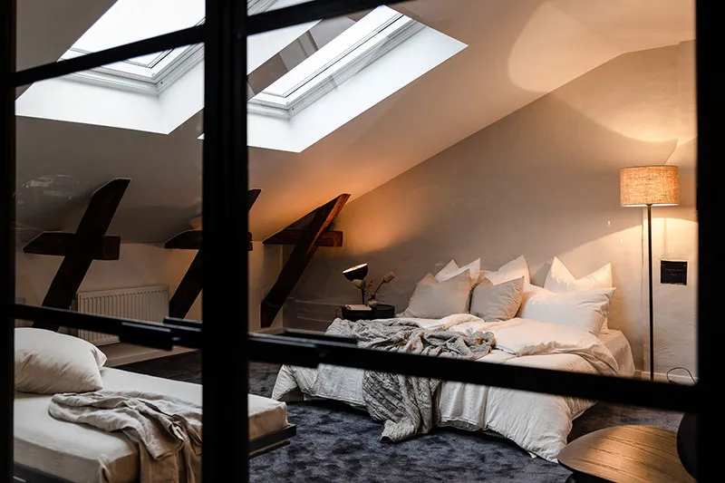 Просторная мансардная квартира со стеклянной перегородкой и балками (108 кв. м) - Gallery image 15