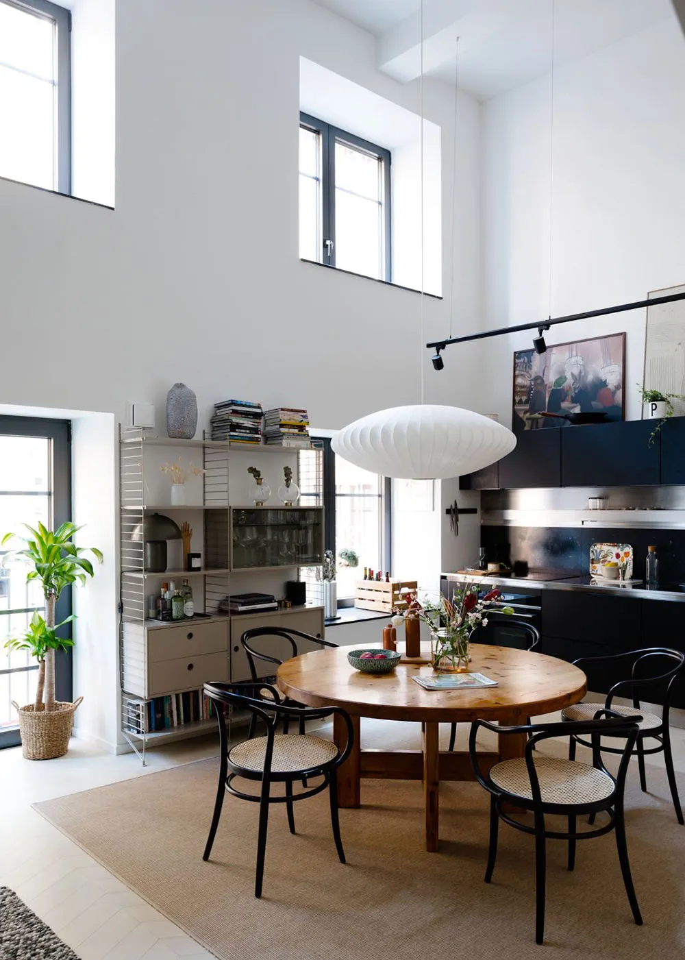 Яскрава квартира з антресоллю в колишній хлібній у Стокгольмі (75 м²) - Gallery image 2