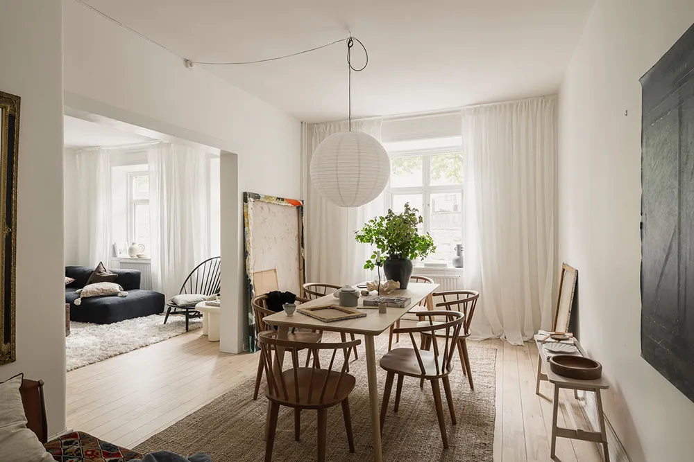 Белая скандинавская квартира с тёмным диваном (79 кв. м) - Gallery image 11