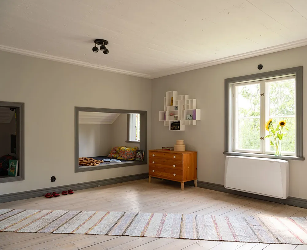 Просторные обновлённые интерьеры традиционной шведской дачи - Gallery image 27