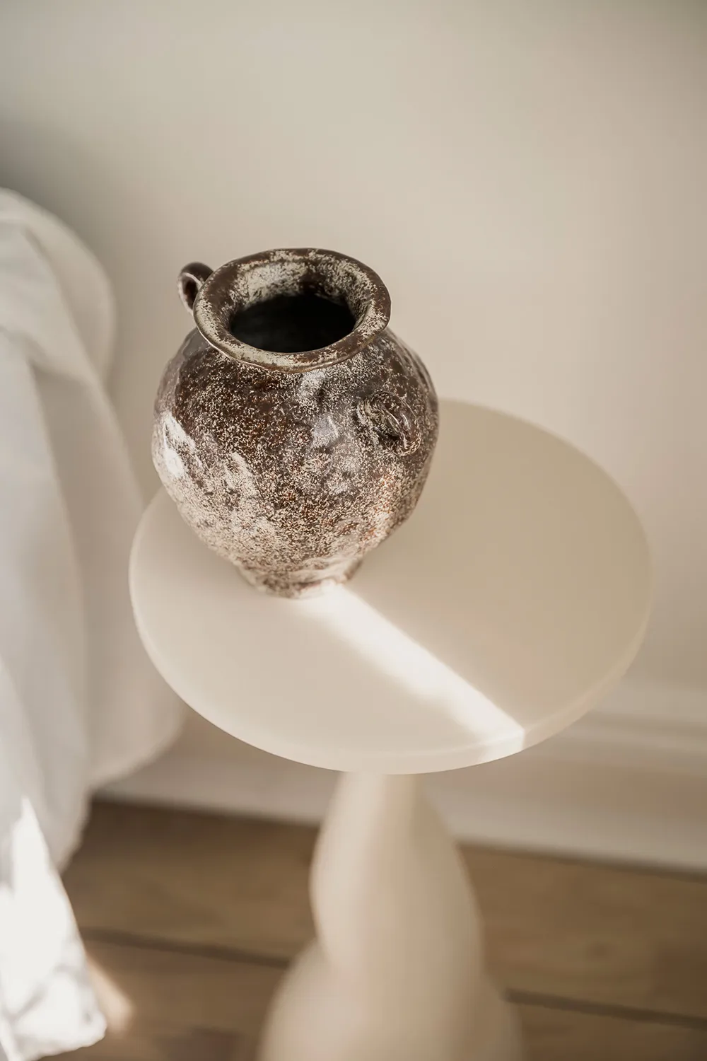 Белая скандинавская квартира с тёмным диваном (79 кв. м) - Gallery image 28