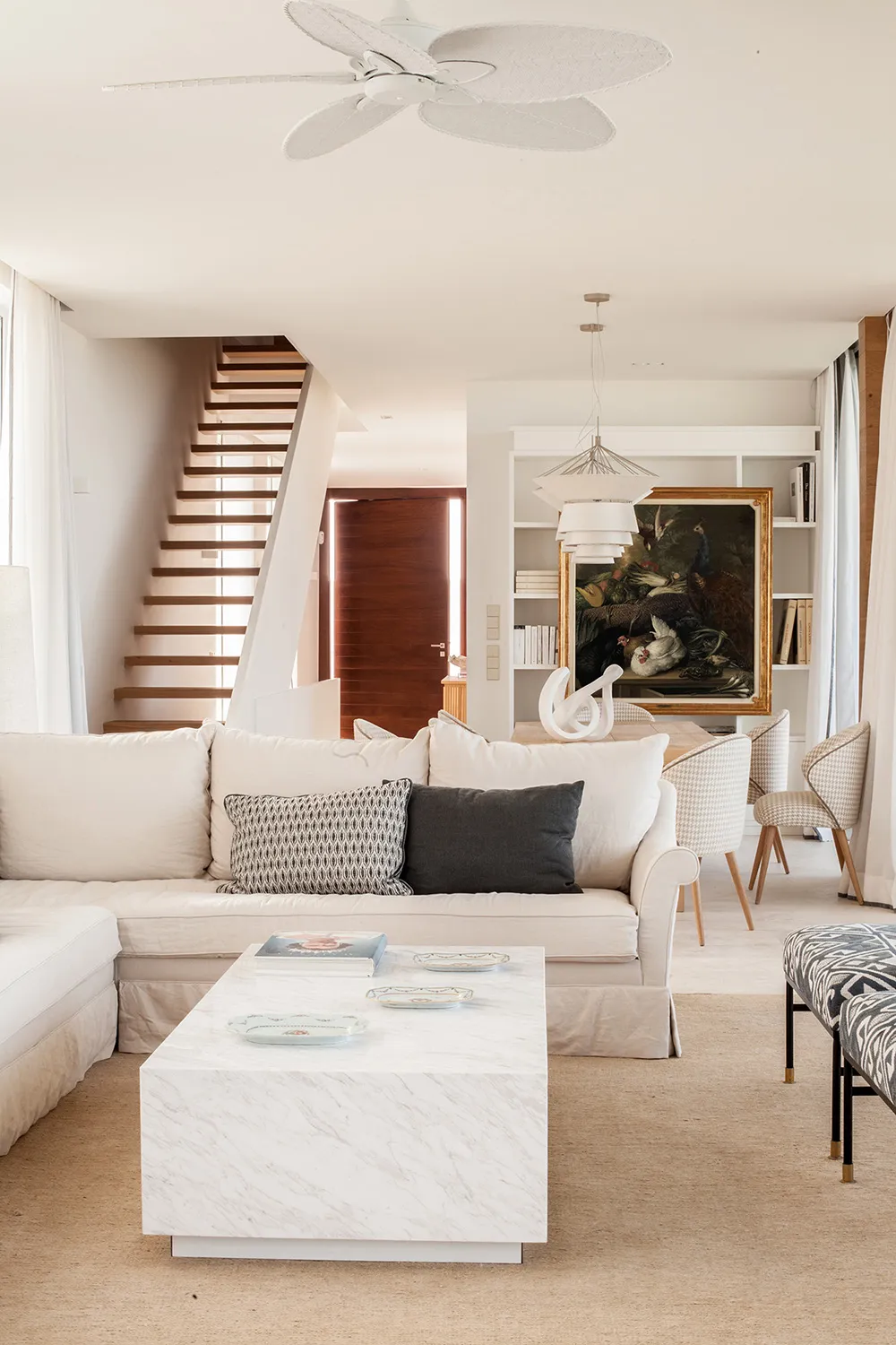 Светлый современный интерьер на берегу моря в Испании - Gallery image 1