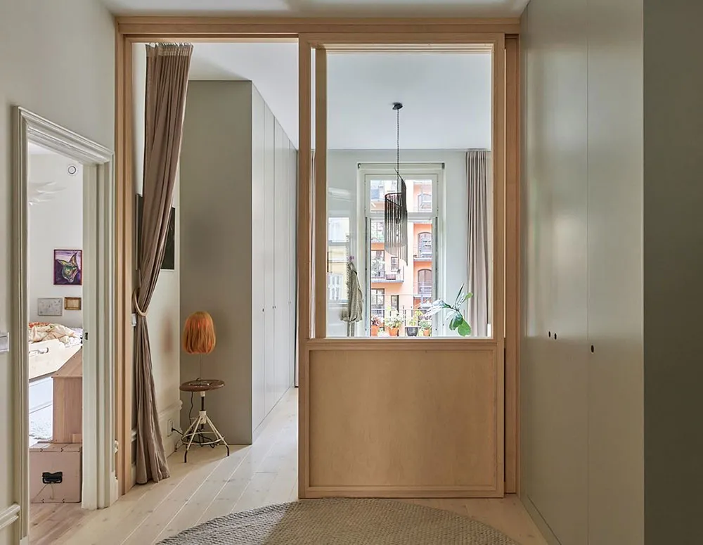 Cuisine en contreplaqué et poêle moderne : un appartement inhabituel à Stockholm (71 m²) - Gallery image 15