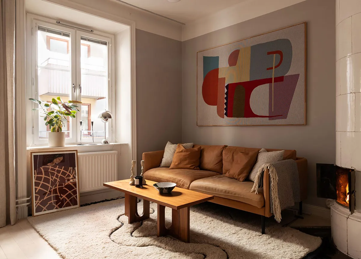 Стильний інтер'єр малої квартири з видом на кам'яну стіну (44 кв. м) - Gallery image 2