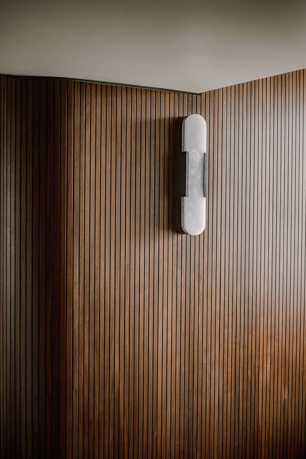 एक और पेरिस… छत के नीचे स्थित यह आकर्षक अपार्टमेंट, आधुनिक एवं स्टाइलिश डिज़ाइन का उत्कृष्ट उदाहरण है. - Gallery image 7