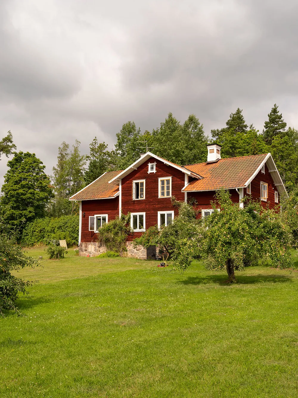 Просторные обновлённые интерьеры традиционной шведской дачи - Gallery image 1