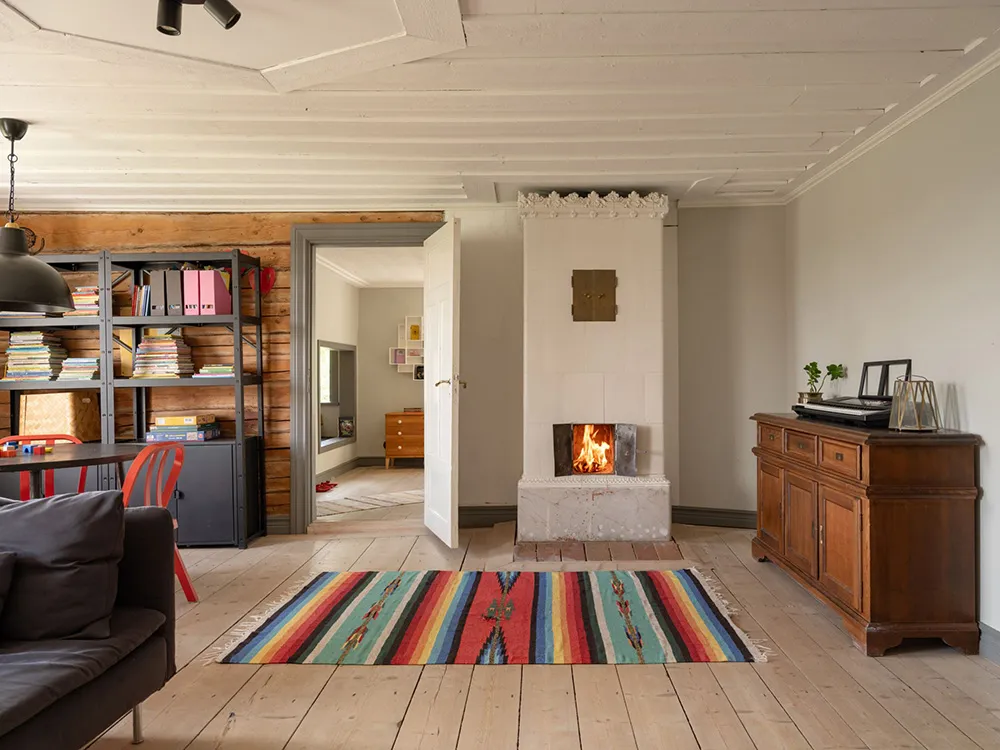 Просторные обновлённые интерьеры традиционной шведской дачи - Gallery image 30