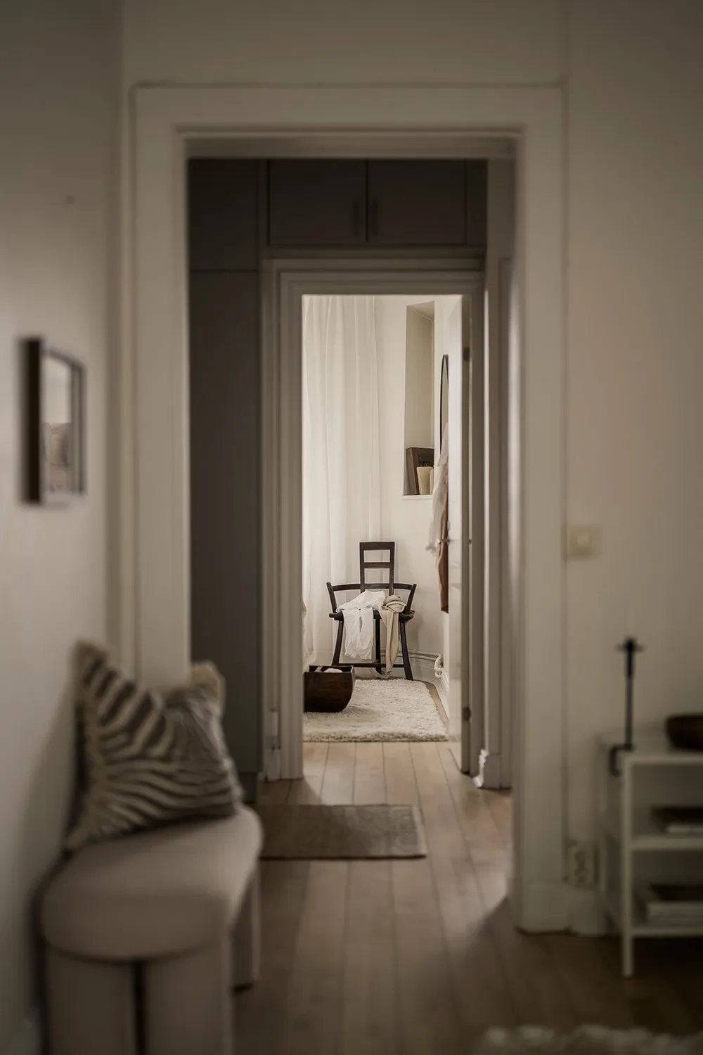 Белая скандинавская квартира с тёмным диваном (79 кв. м) - Gallery image 30