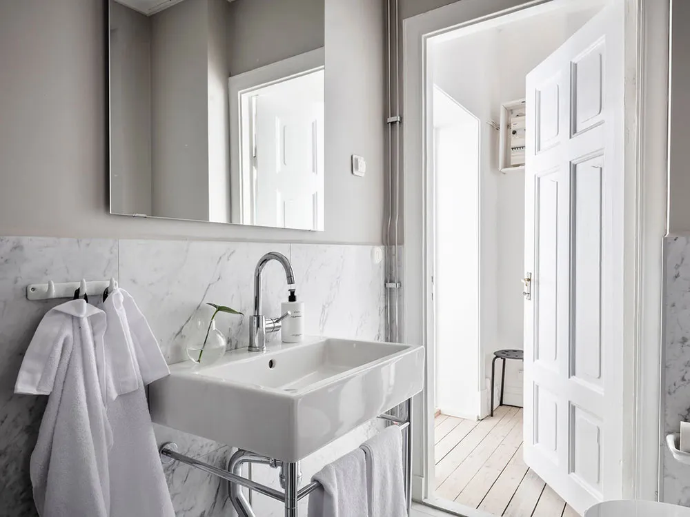 Светлый скандинавский интерьер со старинной кирпичной стеной на кухне (87 кв. м) - Gallery image 19