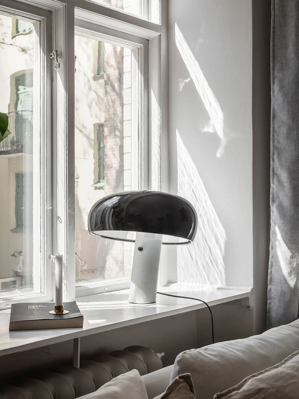 Светлый скандинавский интерьер со старинной кирпичной стеной на кухне (87 кв. м) - Gallery image 12