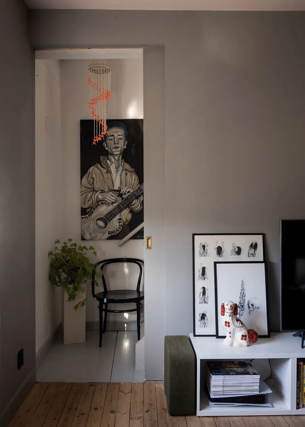 Szwedzka dacha z niespodziewanymi wnętrzami - Gallery image 15