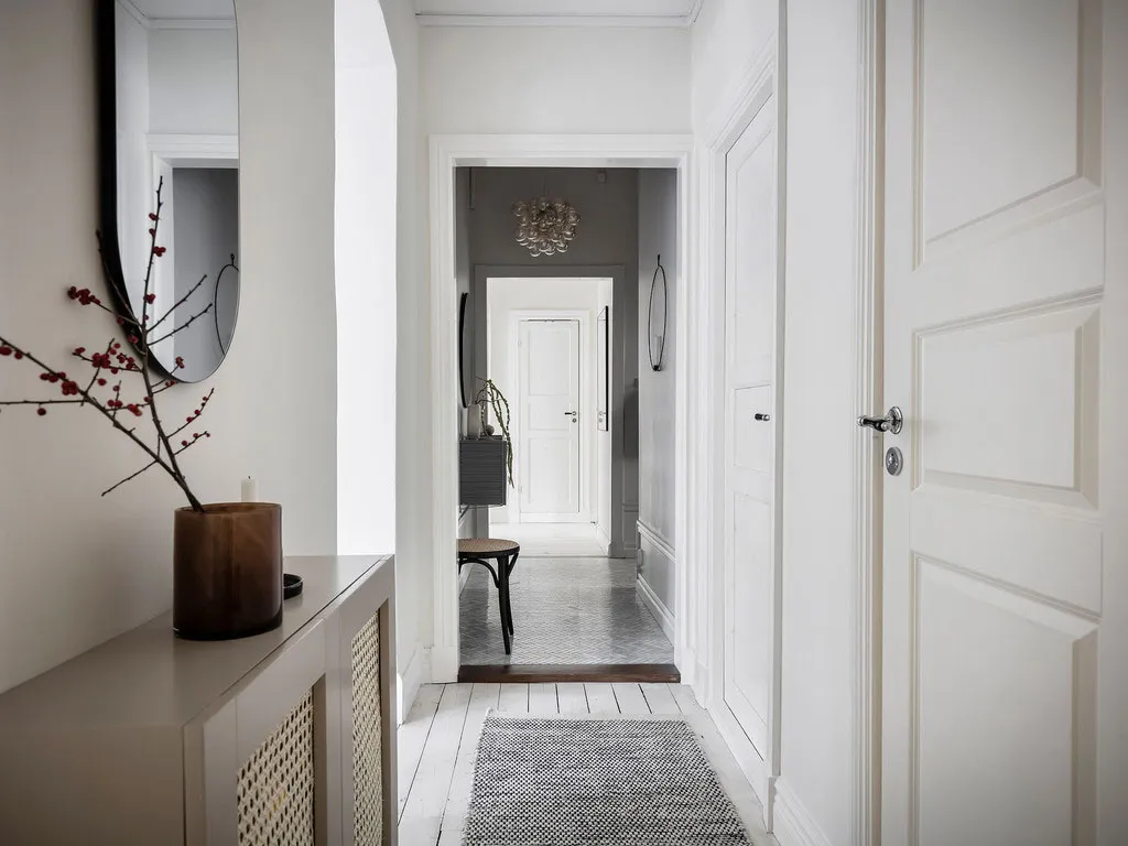 Білосніжний інтер'єр із кричною стіною на кухні в Швеції - Gallery image 26