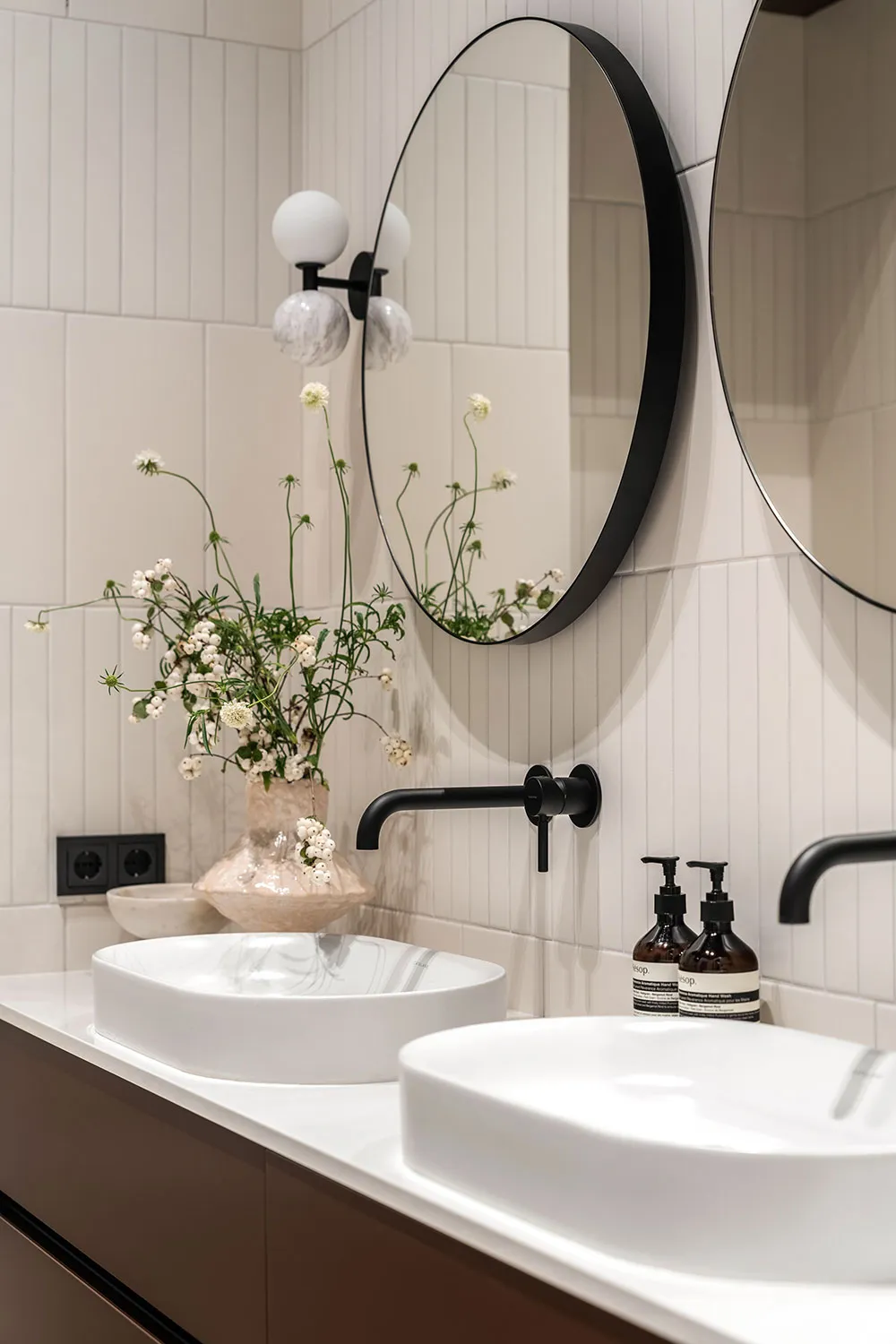 Plafond noir avec décorations et meubles audacieux : transformation spectaculaire au centre de Kiev - Gallery image 25