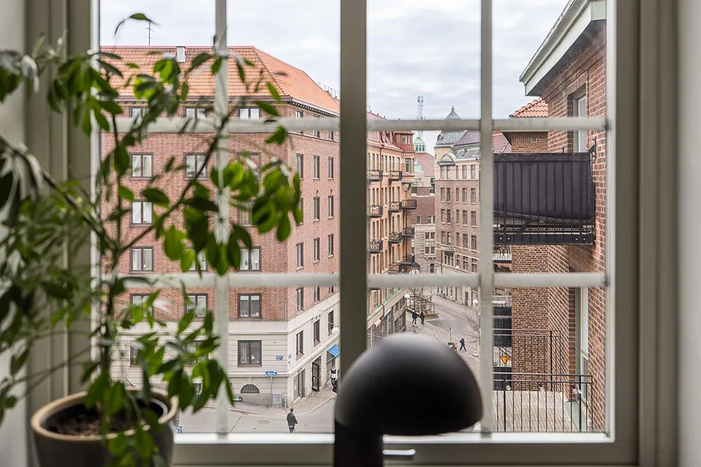 Ungewöhnliche weiße Wohnung mit Balken in der ehemaligen Kartonfabrik in Göteborg (40 qm) - Gallery image 7