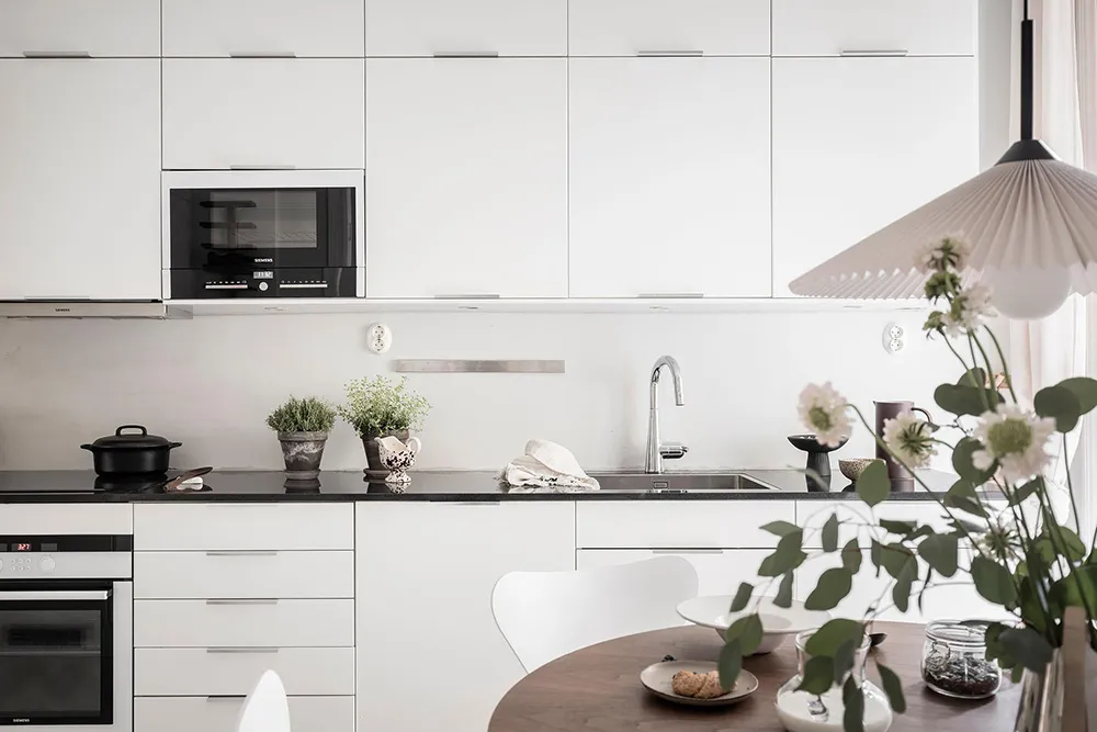 स्वीडन में स्थित एक छोटे 2-बेडरूम वाले अपार्टमेंट का इंटीरियर (64 वर्ग मीटर)
(“Snow White: The Interior of a Small 2-Bedroom Apartment in Sweden (64 sqm)”)
**अनुवाद:**
स्वीडन में स्थित एक छोटे, 2-बेडरूम वाले अपार्टमेंट का इंटीरियर (क्षेत्रफल: 64 वर्ग मीटर)
**विवरण:**
यह अनुवाद स्वीडन में स्थित एक छोटे, 2-बेडरूम वाले अपार्टमेंट के इंटीरियर का वर्णन करता है। अपार्टमेंट का क्षेत्रफल 64 वर्ग मीटर है। - Gallery image 13