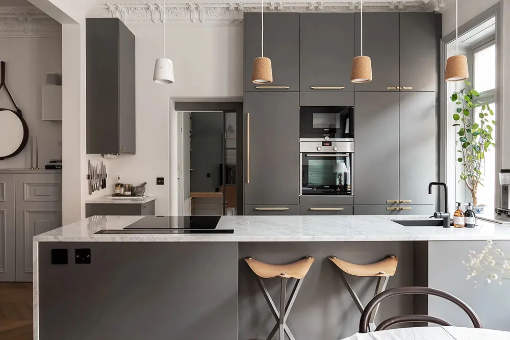 Décor mural classique et meubles modernes : une apartment élégant à Stockholm - Gallery image 9