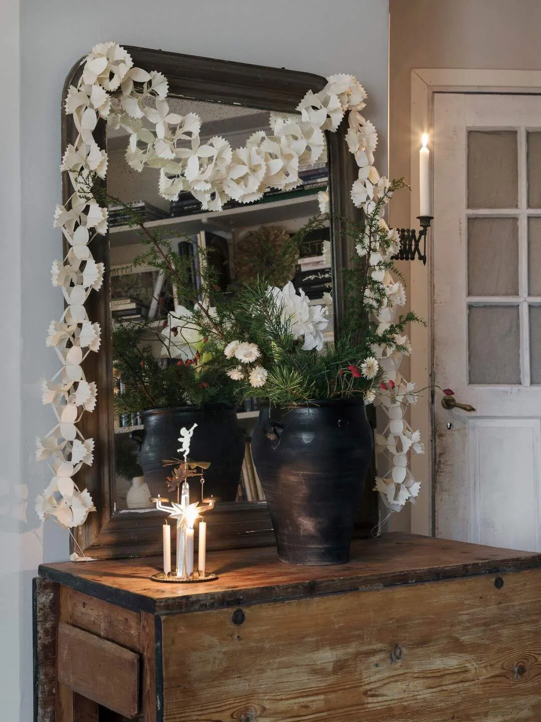 Decoración navideña rústica para casa de los años 40 en Suecia - Gallery image 13