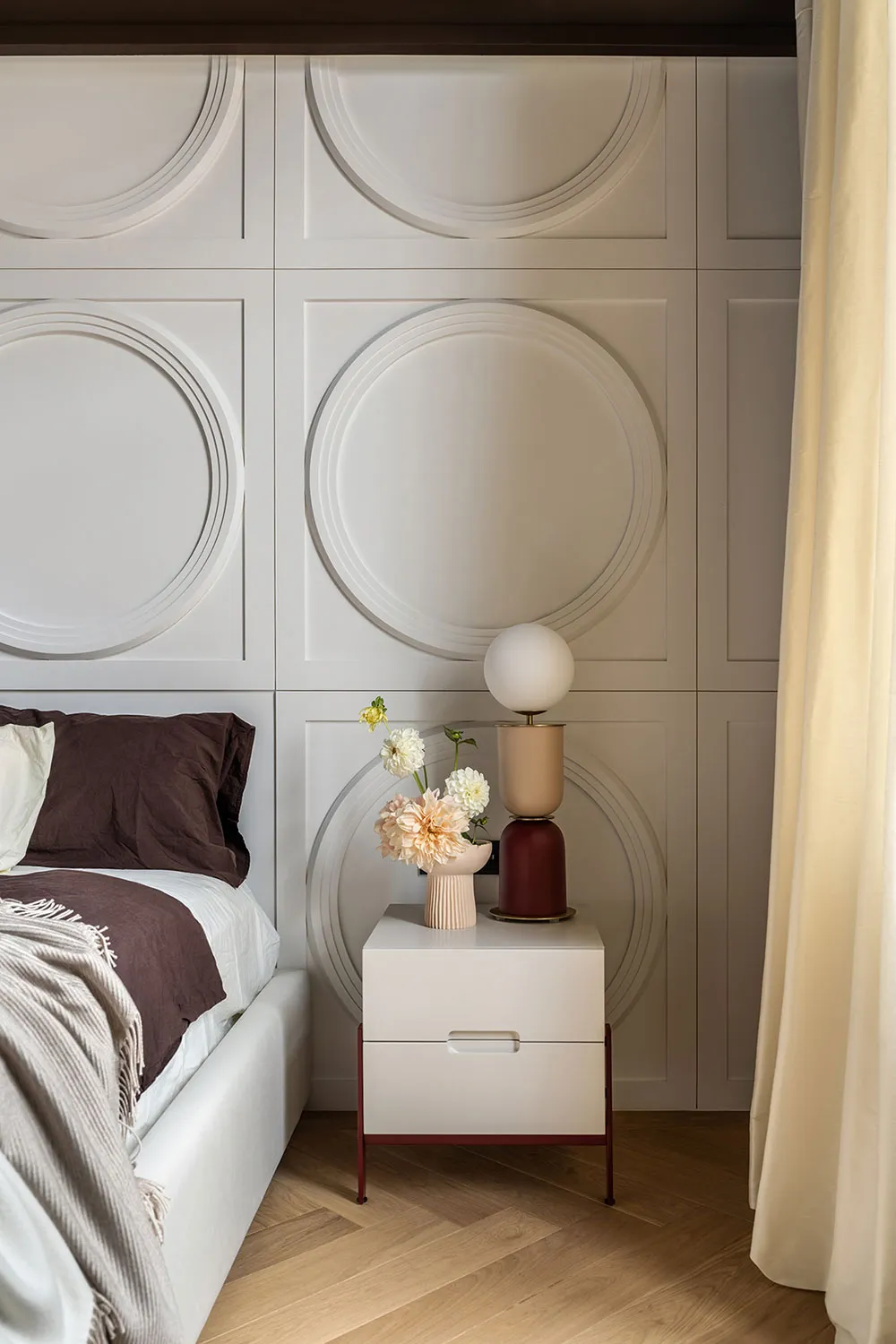 Plafond noir avec décorations et meubles audacieux : transformation spectaculaire au centre de Kiev - Gallery image 21