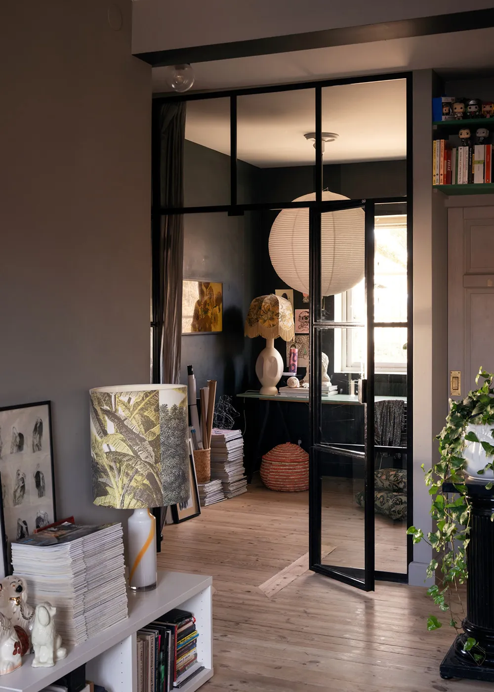 Szwedzka dacha z niespodziewanymi wnętrzami - Gallery image 16