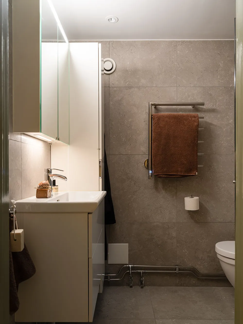 Interiores de arena con acentos llamativos: apartamento en Estocolmo (64 m²) - Gallery image 23