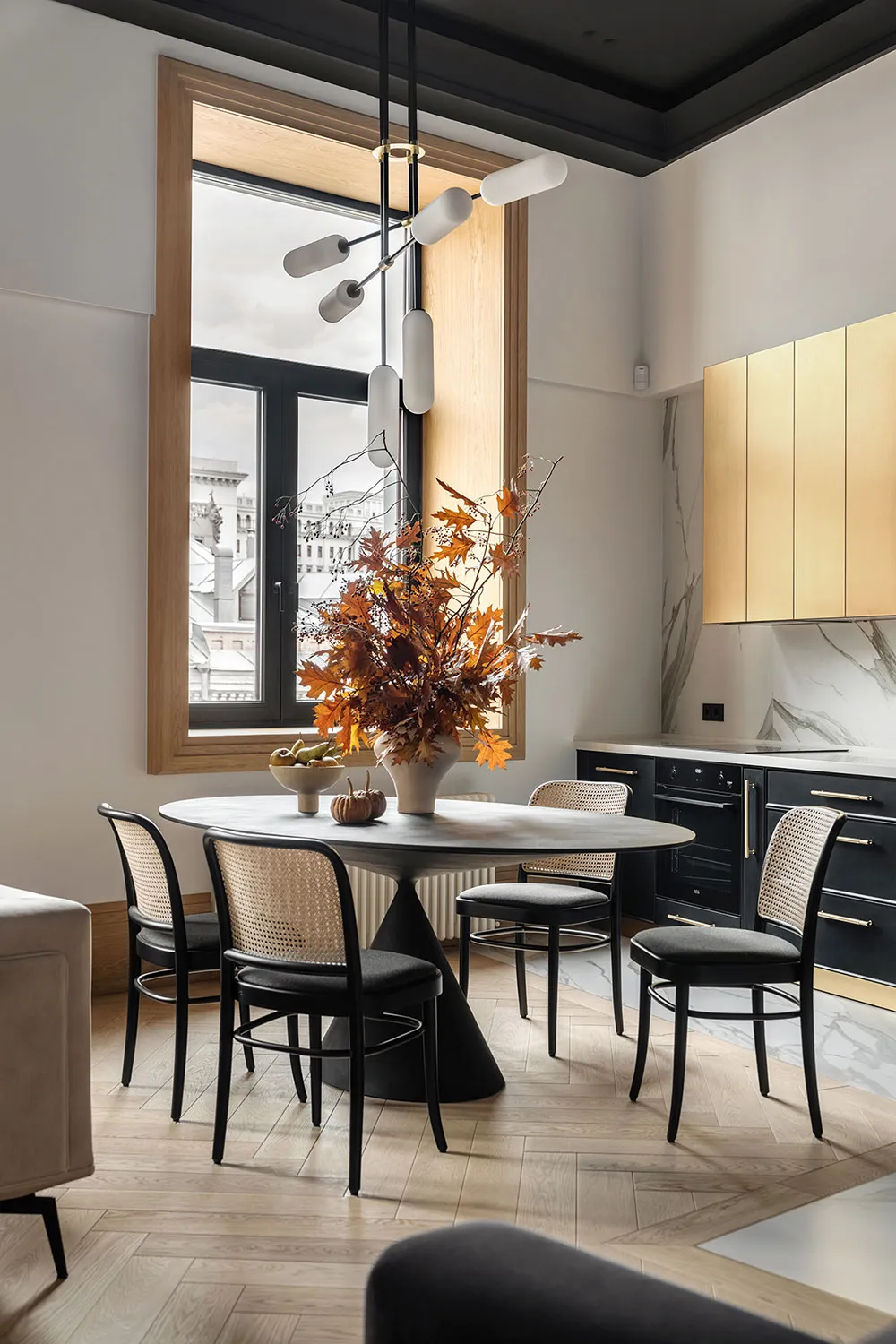 Plafond noir avec décorations et meubles audacieux : transformation spectaculaire au centre de Kiev - Gallery image 7