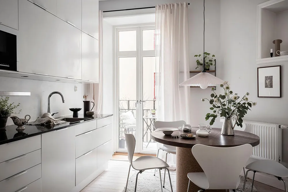 स्वीडन में स्थित एक छोटे 2-बेडरूम वाले अपार्टमेंट का इंटीरियर (64 वर्ग मीटर)
(“Snow White: The Interior of a Small 2-Bedroom Apartment in Sweden (64 sqm)”)
**अनुवाद:**
स्वीडन में स्थित एक छोटे, 2-बेडरूम वाले अपार्टमेंट का इंटीरियर (क्षेत्रफल: 64 वर्ग मीटर)
**विवरण:**
यह अनुवाद स्वीडन में स्थित एक छोटे, 2-बेडरूम वाले अपार्टमेंट के इंटीरियर का वर्णन करता है। अपार्टमेंट का क्षेत्रफल 64 वर्ग मीटर है। - Gallery image 15