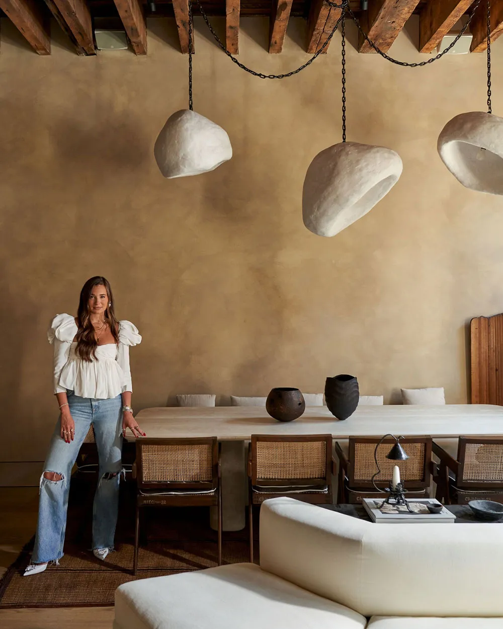 Esmalte en paredes, vigas rústicas y ambiente mediterráneo: un loft inesperado en Nueva York - Gallery image 1